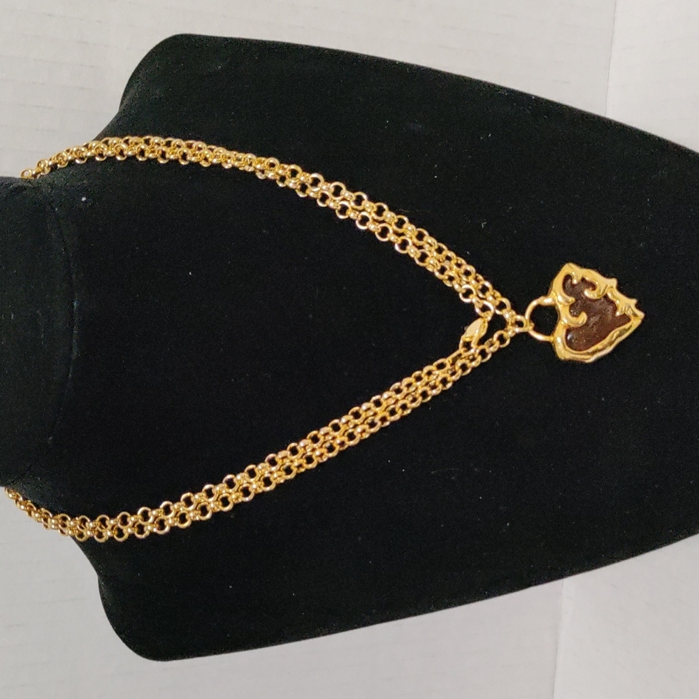 Gold tone necklace with heart pendant